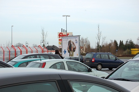 Plakatwerbung am Einkaufszentrum in Jever