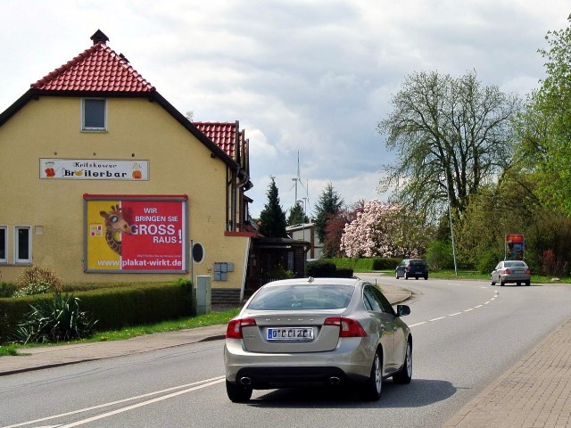 Außenwerbung in Laage-Kritzkow, nahe dem Flughafen Rostock-Laage